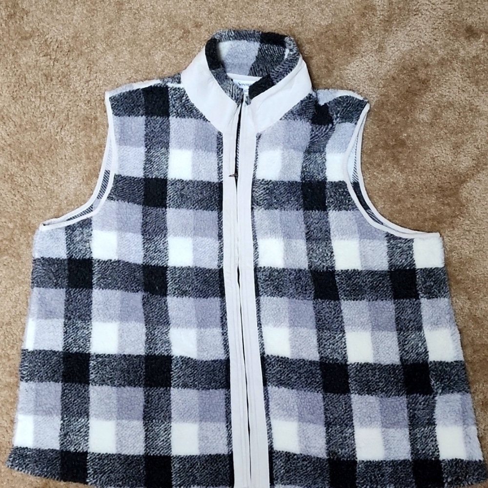 Brand New 2x Serengeti black & white plaid vest